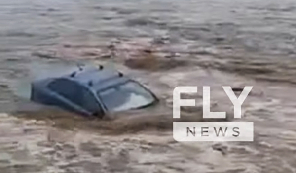 Κακοκαιρία Daniel - Λακωνία: Ορμητικά νερά παρέσυραν αυτοκίνητα στη θάλασσα (Βίντεο)