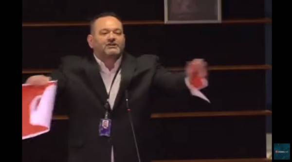 Ο Γιάννης Λαγός έσκισε την τουρκική σημαία στο Ευρωκοινοβούλιο - Καταδικάζει το ΥΠΕΞ