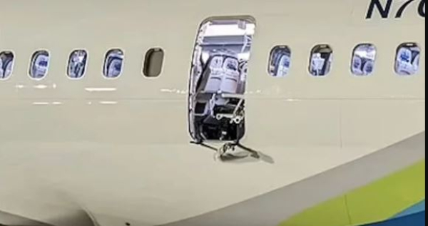Alaska Airlines: Αποκολλήθηκε παράθυρο στον αέρα - Εφιάλτης για τους επιβάτες