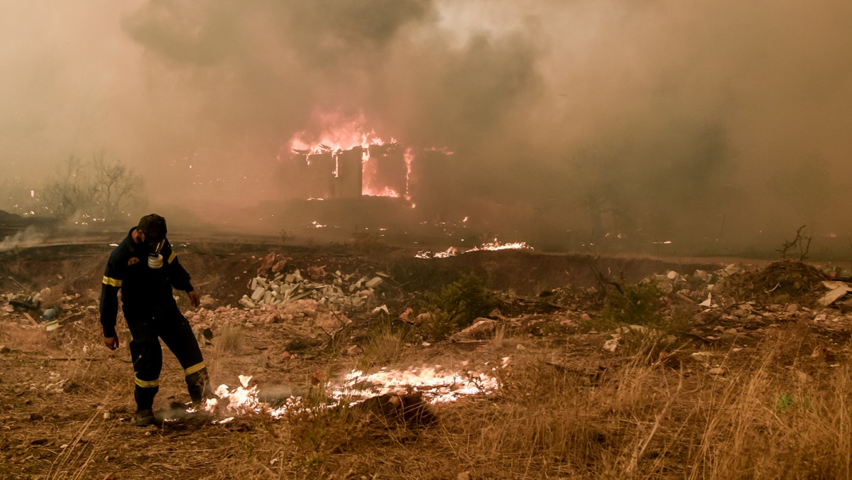 Χρυσοχοΐδης για φωτιές: Οι αναζωπυρώσεις δημιούργησαν μεγάλο μέτωπο
