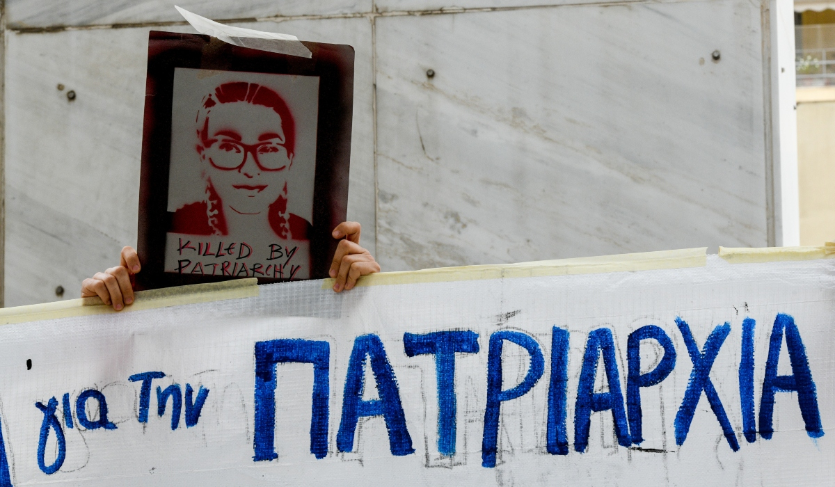 She’s gone: Στην Αθήνα η έκθεση για τις γυναικοκτονίες με ρούχα δολοφονημένων γυναικών