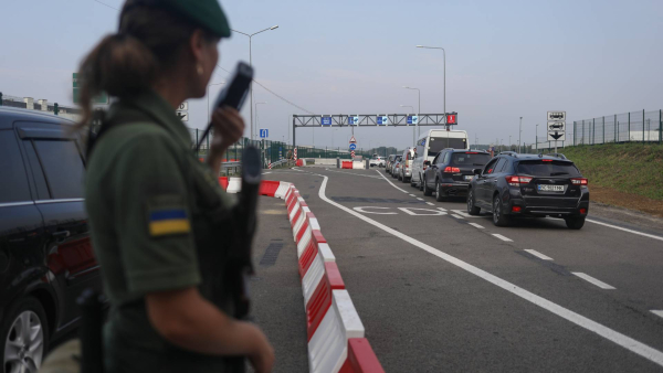 Πολωνία: «Μπλόκο» από αύριο στην είσοδο επιβατικών αυτοκινήτων με ρωσικές πινακίδες