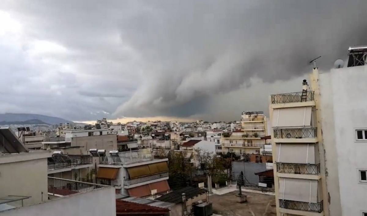 Κακοκαιρία σαρώνει την Αθήνα: Ισχυρή βροχή και στο κέντρο
