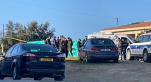 Έγκλημα στην Κύπρο: Μαχαίρωσε και σκότωσε τη γυναίκα και τον γιο του