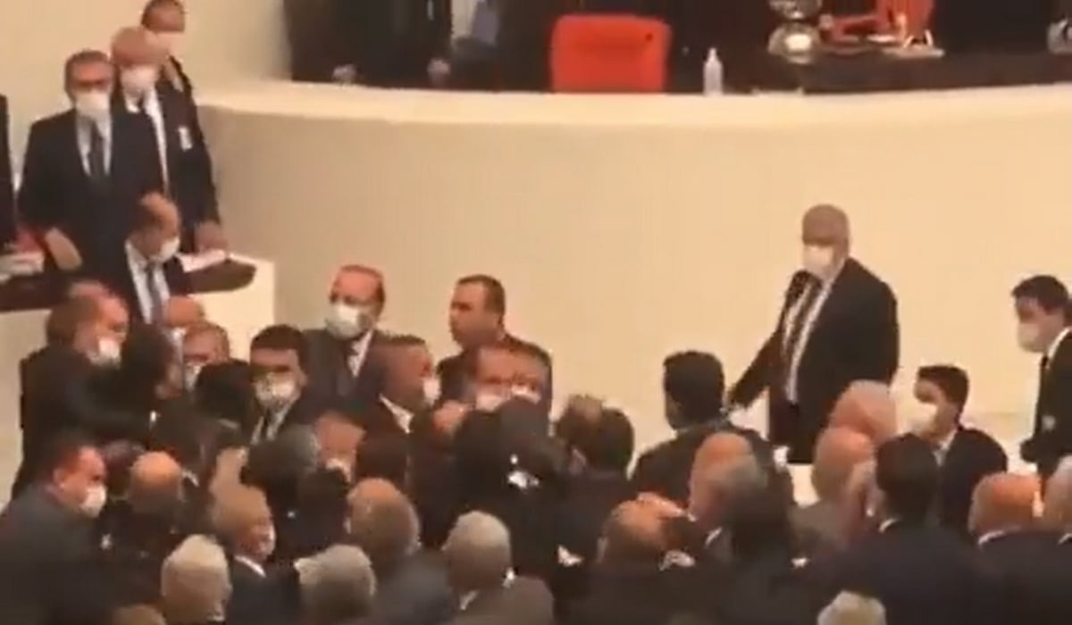Άγριος καβγάς με μπουνιές στη Βουλή της Τουρκίας