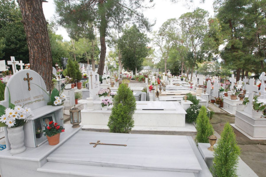 Θεσσαλονίκη: Έχουν «ρημάξει» τα νεκροταφεία - Κλέβουν λάδια, καντήλια και σταυρούς