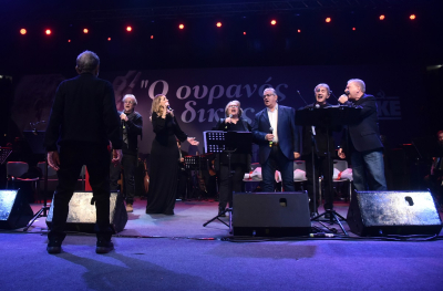 Συναυλία Σταύρου Ξαρχάκου: Ο Δημήτρης Κουτσούμπας τραγούδησε την «άπονη ζωή» (βίντεο)