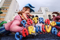 Πατρινό καρναβάλι: Μεγαλειώδης παρέλαση και ξεφάντωμα χιλιάδων πολιτών (φωτογραφίες – βίντεο)