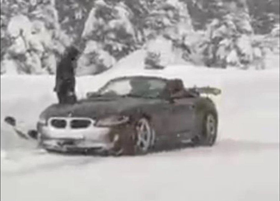 Παρνασσός: Πήγε με κάμπριο μέσα στη χιονοθύελλα και... έμεινε! (Βίντεο)