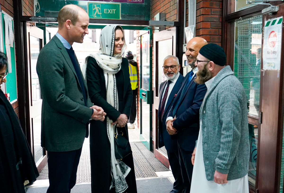 Η Κέιτ Μίντλετον φόρεσε μαντίλα αλλά ο ηγέτης μουσουλμανικής κοινότητας δεν της έδωσε το χέρι του