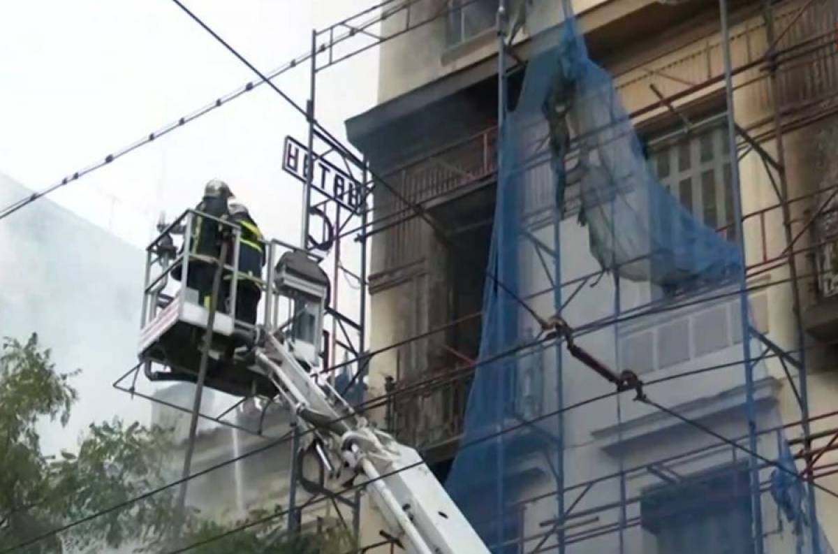 Φωτιά τώρα σε νεοκλασικό στον Κολωνό - Επεκτάθηκε σε δεύτερο κτήριο