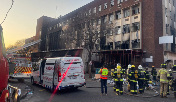 «Κόλαση» στο Γιοχάνεσμπουργκ: Τουλάχιστον 73 νεκροί μετά από φωτιά σε 5όροφο κτήριο - Βίντεο