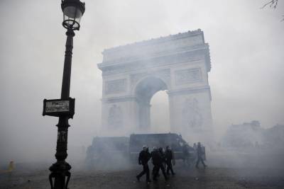 Κίτρινα γιλέκα: Kοινωνική έκρηξη στην Γαλλία κατά της ελιτ