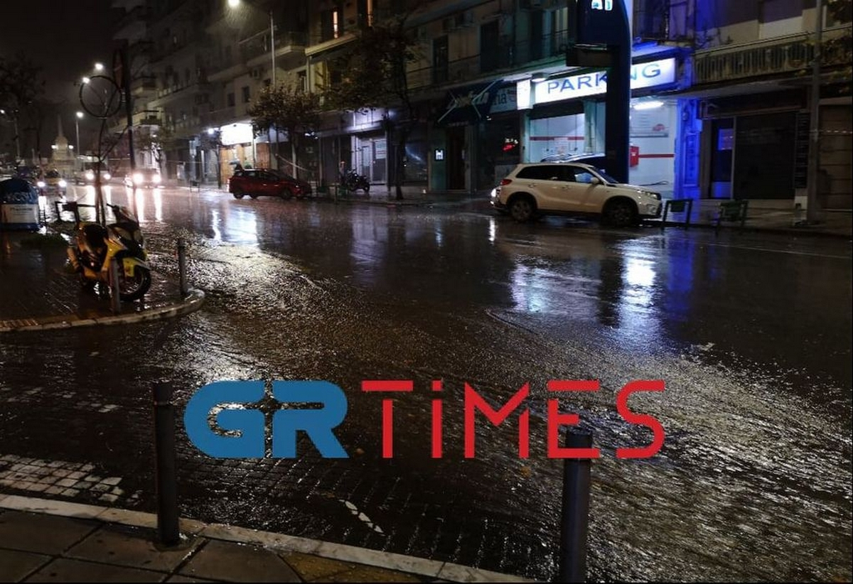 Κακοκαιρία: Προβλήματα σε Αττική και Θεσσαλονίκη από την ισχυρή καταιγίδα