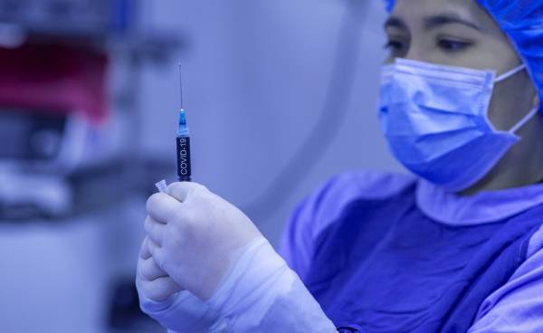 Εμβόλιο κορονοϊού: Pfizer και BioNTech κατέθεσαν αίτηση έγκρισης στην ΕΕ
