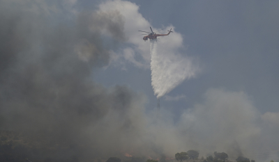 Φωτιά στη Νέα Πέραμο: Συνεχίζεται η μάχη με τις φλόγες - Δυνατοί άνεμοι στο σημείο