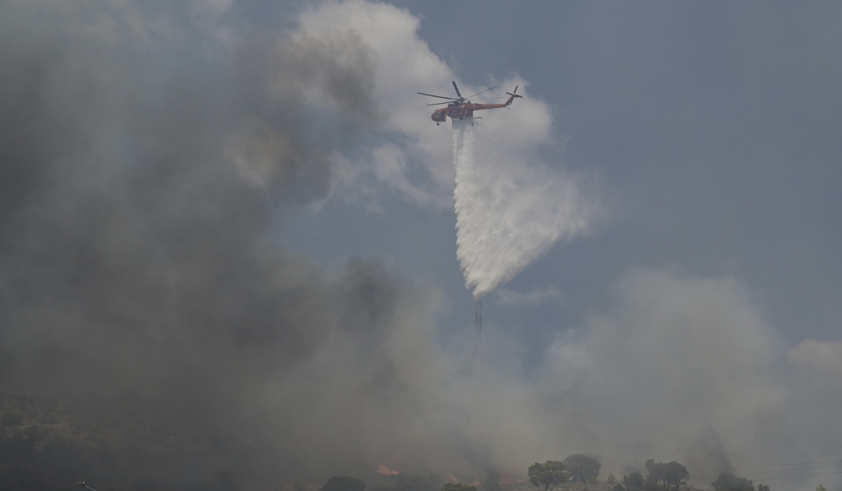 Φωτιά στη Νέα Πέραμο: Συνεχίζεται η μάχη με τις φλόγες - Δυνατοί άνεμοι στο σημείο