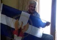 ΝΔ: Διέγραψε μέλος που πόζαρε με σημαία της χούντας
