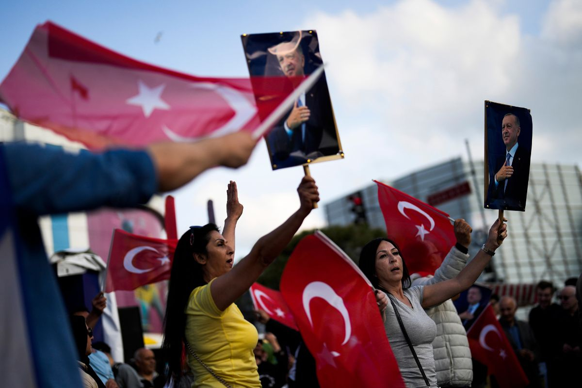 Ερντογάν ή Κιλιτσντάρογλου: Τι διακυβεύεται στον δεύτερο γύρο των εκλογών - Πόσο αμφίρροπη είναι η κούρσα