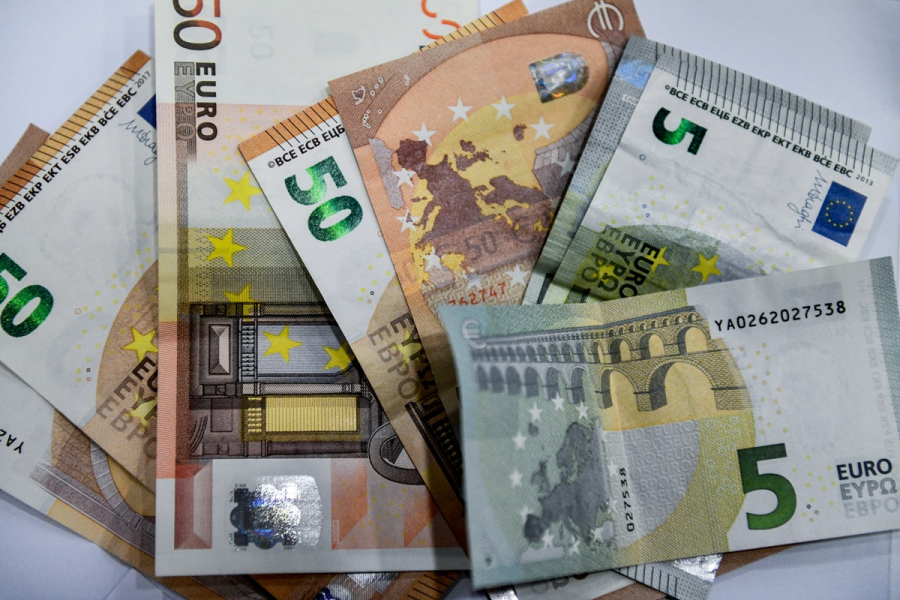 Νέα κυβερνητική αναφορά για «μέσο μισθό στα 1.500 ευρώ» και αύξηση του κατώτατου