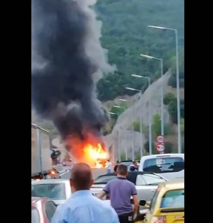 Τουριστικό λεωφορείο τυλίχτηκε στις φλόγες στην Εγνατία Οδό (video)