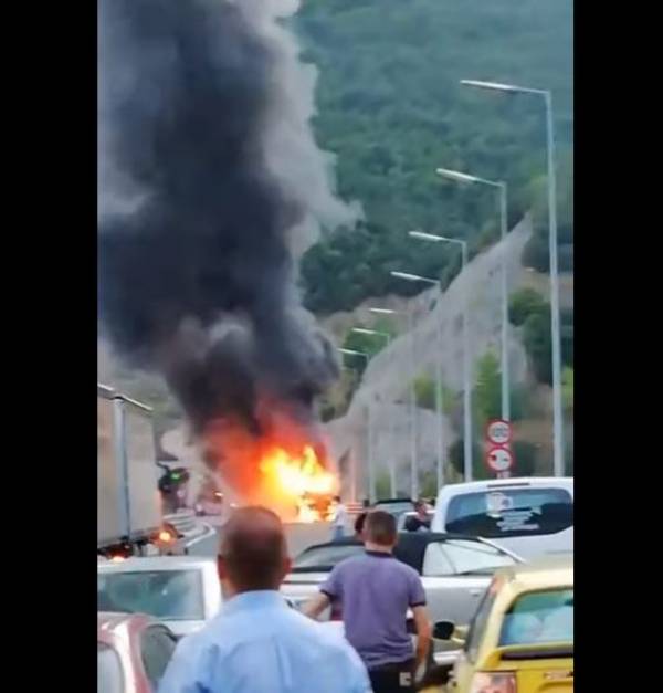 Τουριστικό λεωφορείο τυλίχτηκε στις φλόγες στην Εγνατία Οδό (video)