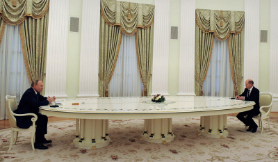 Πούτιν - Σολτς: Κρίσιμο ραντεβού στο... μακρύ τραπέζι του Κρεμλίνου