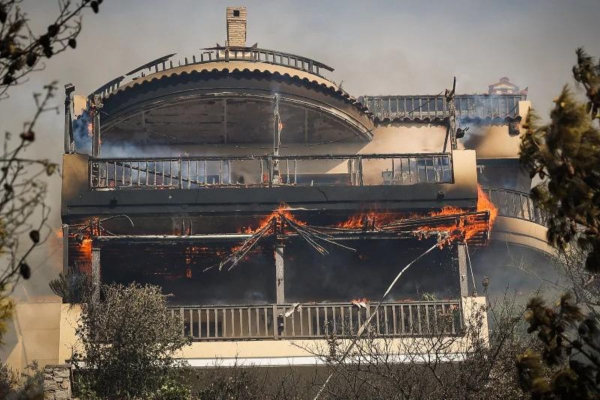 Βούλα, όπως Διόνυσος: Το χρονικό της φωτιάς και οι... επαναλαμβανόμενες αιτίες της καταστροφής