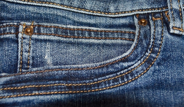 Τι είναι η μικρή τσέπη που υπάρχει στα τζιν παντελόνια