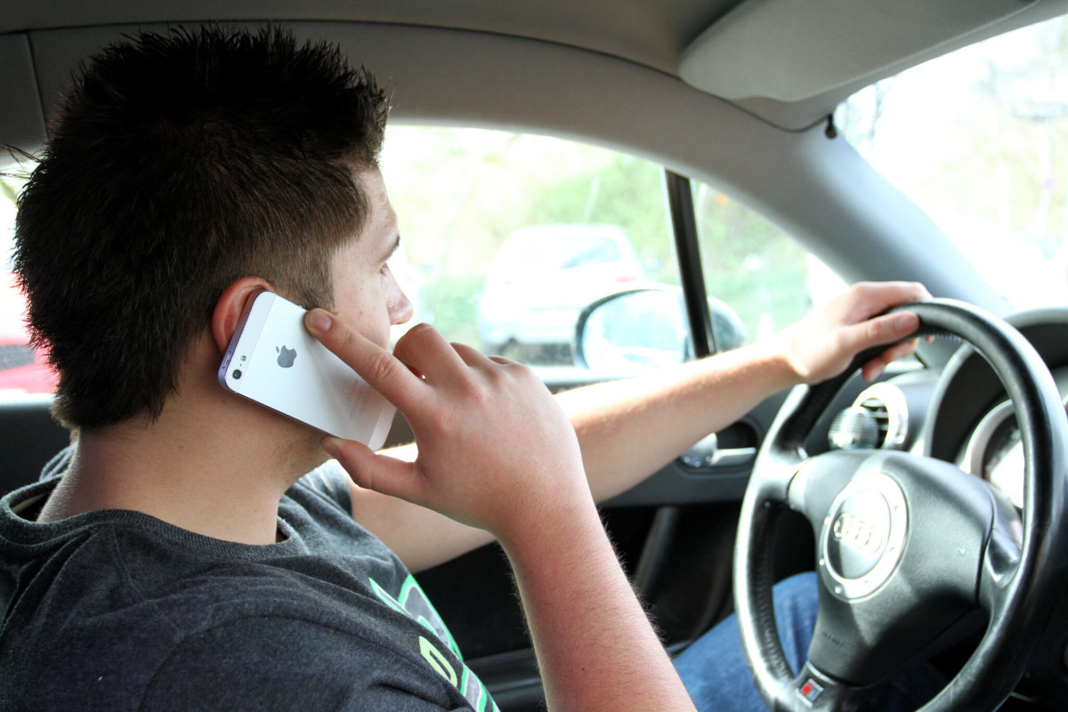 Οδήγηση και κινητό τηλέφωνο: Κίνδυνοι, πρόστιμα και εξαιρέσεις