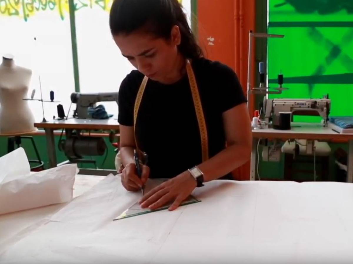 Νεαρή πρόσφυγας δημιουργεί τη δική της κολεξιόν μόδας (video)