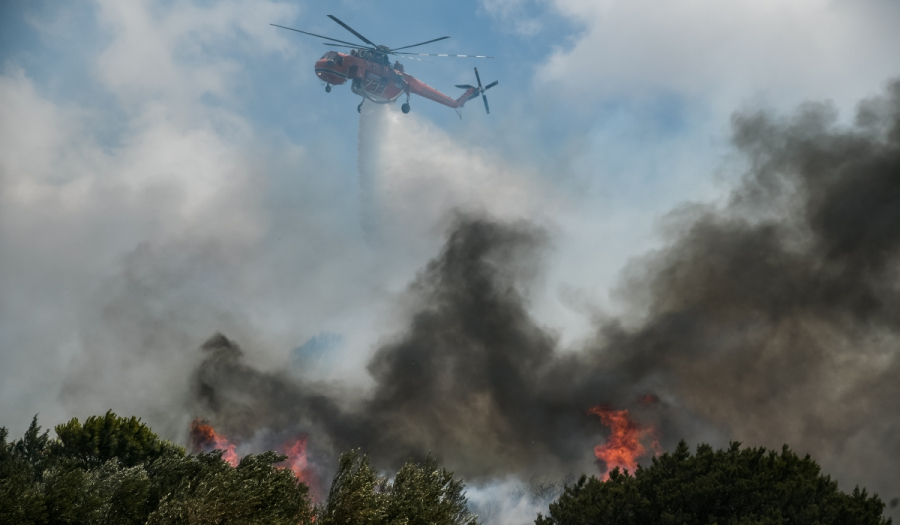 Φωτιά στην Κάρυστο: Συναγερμός για αγνοούμενο άνδρα από το χωριό Πλατανιστός - Καίγονται σπίτια