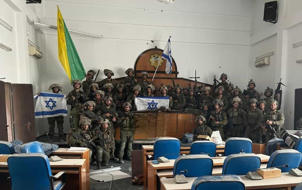 Ισραηλινοί στρατιώτες κατέλαβαν το κοινοβούλιο της Γάζας - Η φωτογραφία που κατέκλυσε τα social media