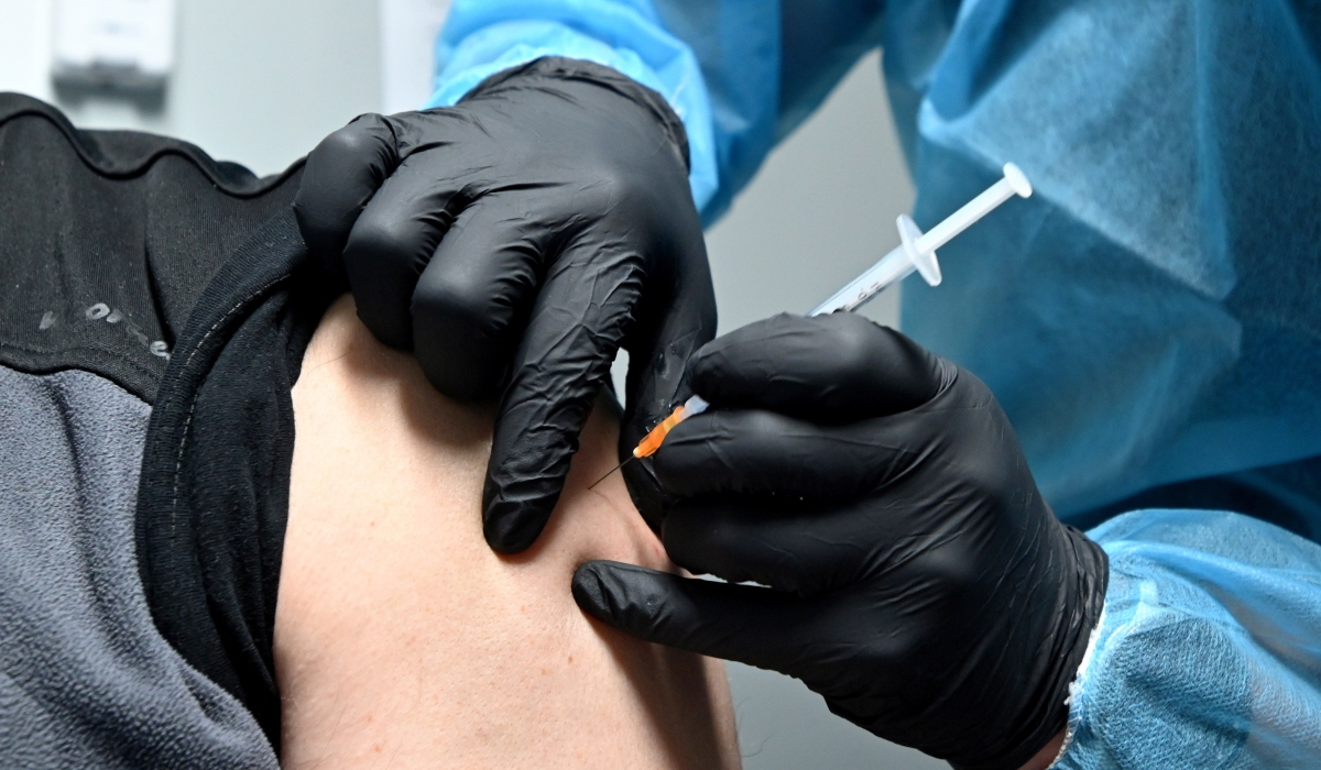 Μόσιαλος: Πιθανές οι ετήσιες δόσεις εμβολίων - Ο ιός θα συνεχίζει να υπάρχει