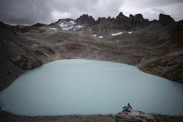 Ελβετία: Έγινε η «κηδεία» του πιο μελετημένου παγετώνα της χώρας - Χάθηκε λόγω της κλιματικής αλλαγής (Εικόνες)
