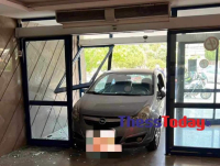 Απίστευτες εικόνες στη Θεσσαλονίκη: Αυτοκίνητο έπεσε στην τζαμαρία του Ιπποκράτειου Νοσοκομείου