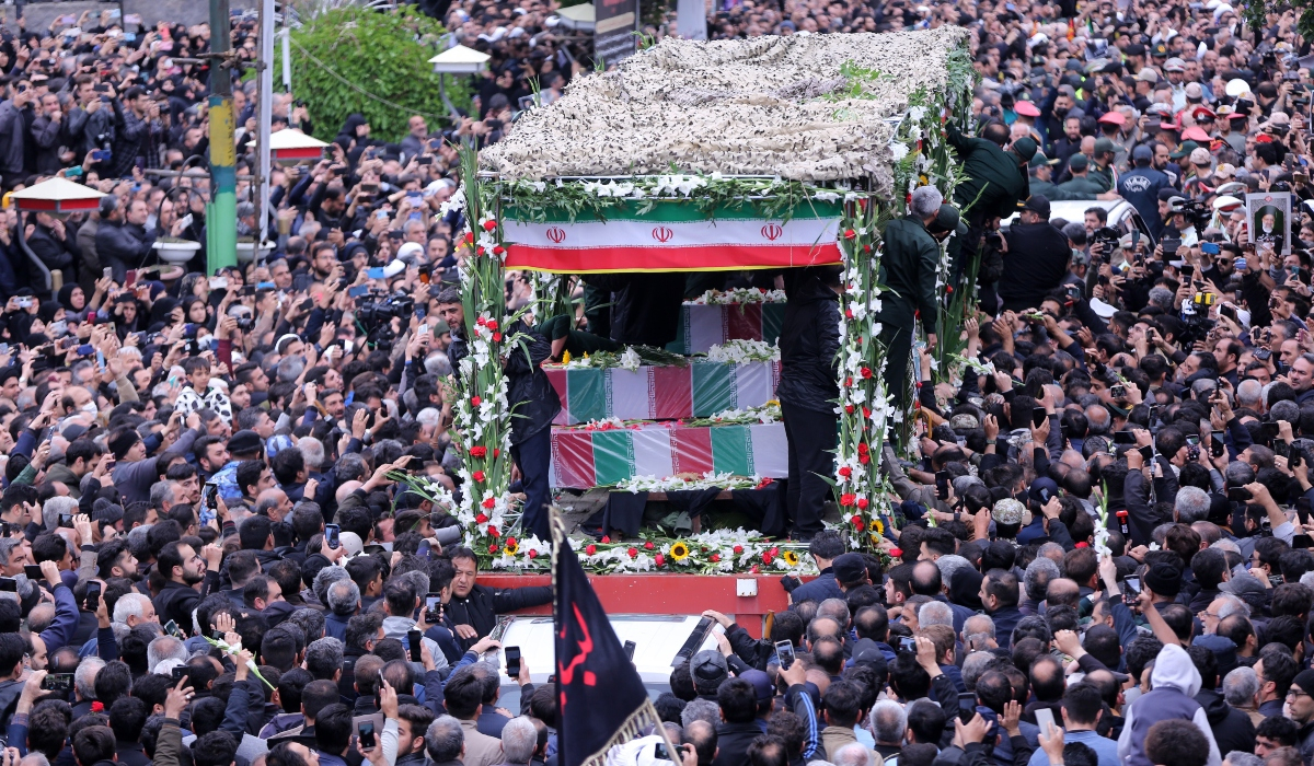 Κηδεία Ραΐσι: Xιλιάδες πολίτες αποτίουν φόρο τιμής στον Ιρανό πρόεδρο - Συγκεντρώσεις σε διάφορες πόλεις