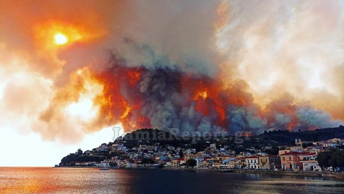 Εκτός ελέγχου και η φωτιά στην Εύβοια - Οι φλόγες έφτασαν στη θάλασσα