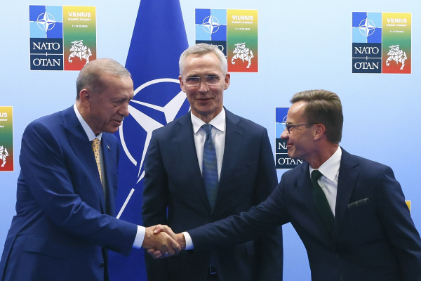 Ο Ερντογάν υπέγραψε το πρωτόκολλο ένταξης της Σουηδίας στο ΝΑΤΟ