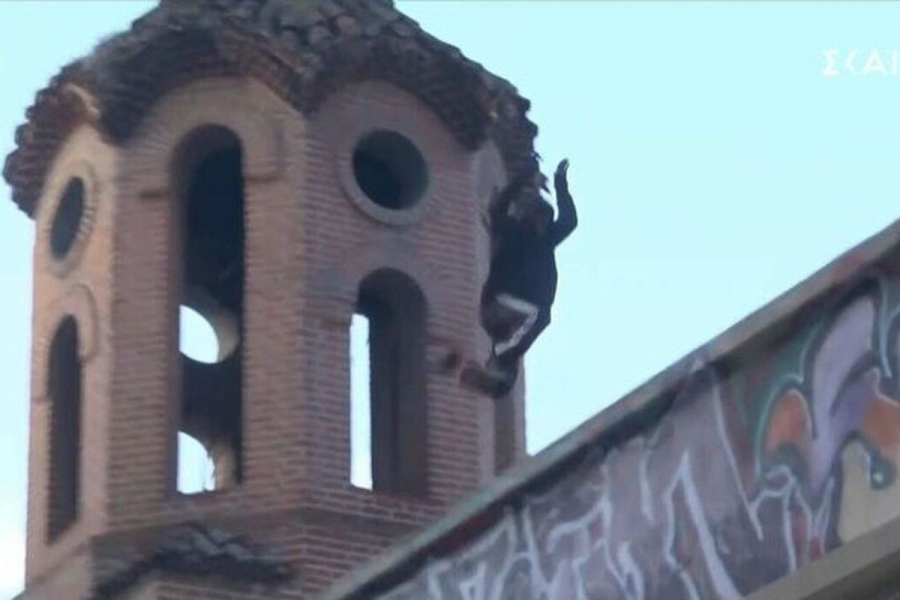 Θεσσαλονίκη: Σε live μετάδοση καταδίωξη και σύλληψη κουκουλοφόρων που πηδούσαν από ταράτσα σε ταράτσα (βίντεο)