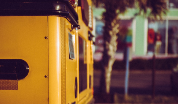 Τροχαίο στη Νίκαια: Σύγκρουση σχολικού λεωφορείου με φορτηγό
