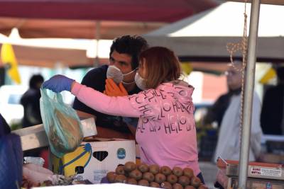 Κορονοϊός στην Ελλάδα: Εντείνονται οι έλεγχοι στις λαϊκές αγορές