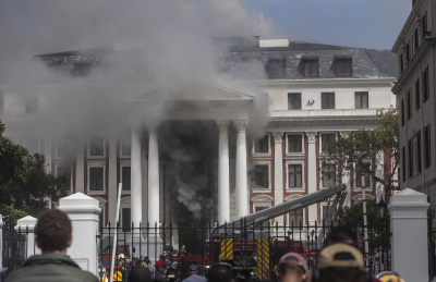 Νότια Αφρική: Στις φλόγες το κτίριο του Κοινοβουλίου (video)