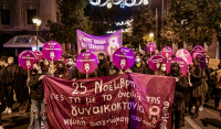 «Ούτε μία λιγότερη»: Πορεία στο κέντρο της Αθήνας κατά της έμφυλης βίας