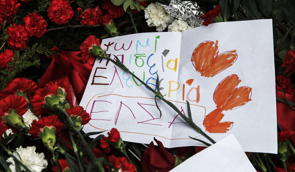 Πολυτεχνείο: Μαθητές αφήνουν ζωγραφιές και λουλούδια στην πύλη
