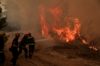 Εφιάλτης χωρίς τέλος στην Εύβοια - Η φωτιά τρέχει με μεγάλη ταχύτητα προς Ιστιαία