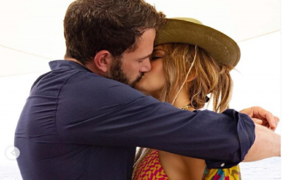 Τζένιφερ Λόπεζ: Γιόρτασε τα γενέθλιά της με «καυτά» φιλιά στο Instagram με τον Μπεν Αφλεκ