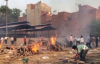 Ινδία: Μαζικές καύσεις νεκρών καθώς οι θάνατοι από κορονοϊό κορυφώνονται