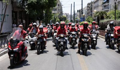 efood: «Κοκκίνησε» το κέντρο της Αθήνας από τη μοτοπορεία των εργαζομένων (βίντεο)