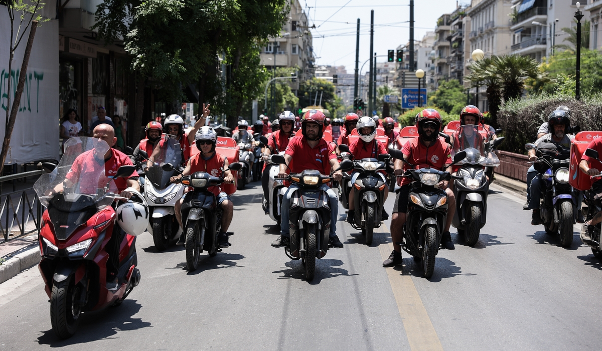 efood: «Κοκκίνησε» το κέντρο της Αθήνας από τη μοτοπορεία των εργαζομένων (βίντεο)